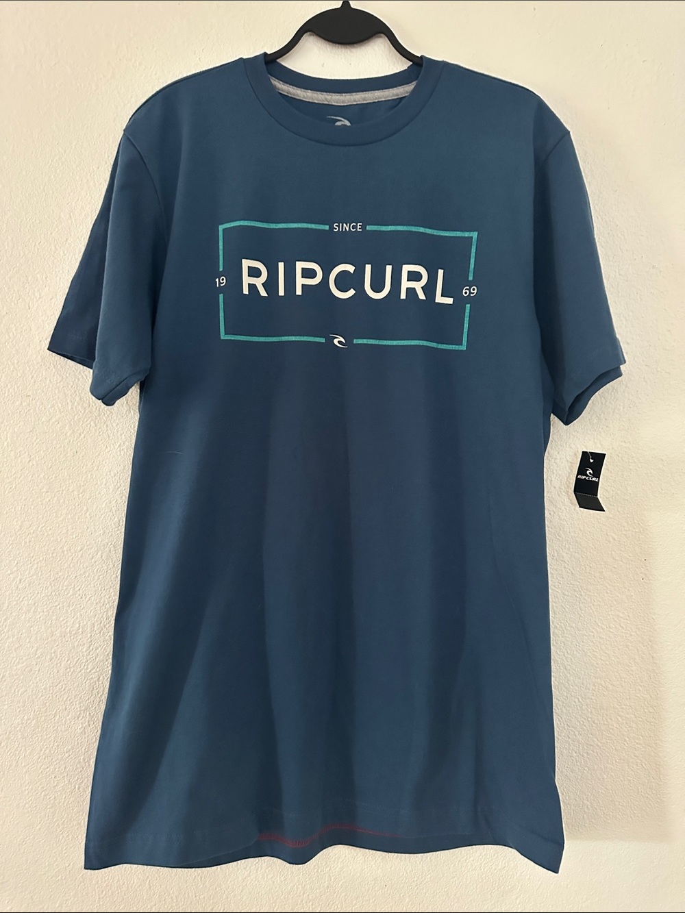 NWT! Men’s Relaxed Fit RIP CURL 1969 Blue Logo Short Sleeve Tee, size M